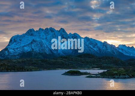 Basso sole sugli Ingelsfjorden e sulle montagne di Austvågøya, Hadsel, Vesterålen, Norvegia settentrionale Foto Stock