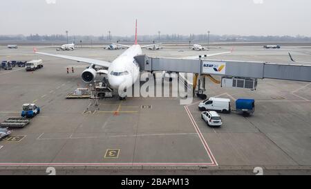 Ucraina, Borispol - 27 marzo 2020: Un aereo passeggeri con una scala d'imbarco e un ponte a getto. In attesa di passeggeri e bagagli prima di salire a bordo del befo Foto Stock