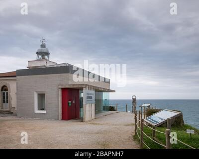 Faro di Punta Silla e Centro visitatori del Parco Naturale di Oyambre, a San Vicente de la Barquera, Cantabria, Spagna Foto Stock