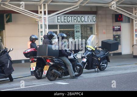 Londra, Regno Unito. 29 marzo 2020. I motociclisti di consegna ignorano le regole di distanza sociale malgrado i motivi.i motociclisti di consegna ignorano le regole di distanza sociali malgrado i motivi. Credit: Brian Minkoff/Alamy Live News Foto Stock