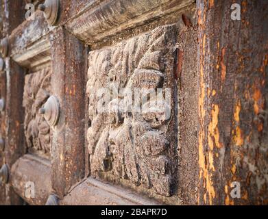 Immagine ravvicinata di una vecchia porta di legno, messa a fuoco selettiva. Foto Stock