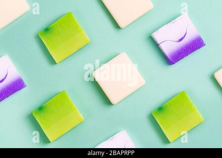 File organiche fatte a mano di vari colorati saponi da bar fatti in casa sul verde Foto Stock