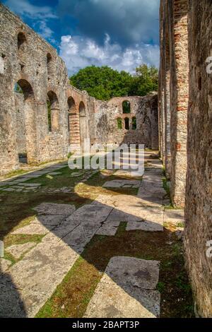 Butrint è il principale centro archeologico dell'Albania ed è protetto dall'UNESCO come patrimonio dell'umanità. L'antica città è stata costruita su Ksami Foto Stock