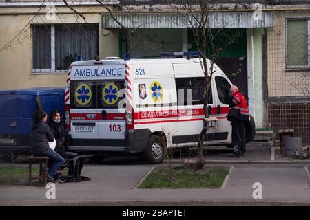 Kiev, Ucraina - 26 marzo 2020: Ambulanza vicino all'ingresso di una casa di appartamenti Foto Stock