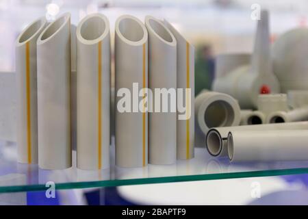 Campioni di acqua in plastica tubazioni sul supporto. L'industria Foto Stock