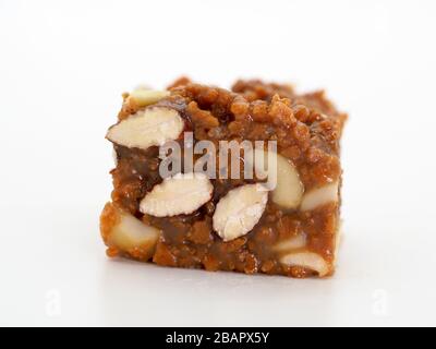 OLYMPUS DIGITAL CAMERAClose su di un pezzo isolato di Fig Halwa, Londra, UK su uno sfondo bianco Foto Stock