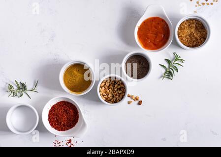 Set di spezie diverse per salse su fondo di pietra. Foto Stock