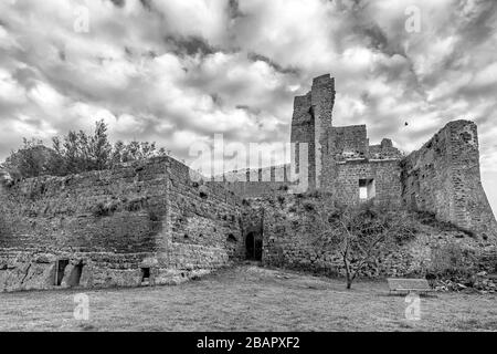 Splendida vista bianca e nera della Rocca Aldobrandesca di Sovana, Grosseto, Toscana, Italia Foto Stock