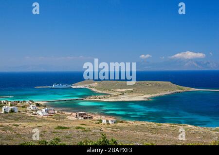 Vista panoramica sul porto di Kythera nel villaggio di Diakofti. Diakofti si trova vicino al famoso relitto della nave 'Nordland', Diakofti Kythera, Grecia, Medite Foto Stock