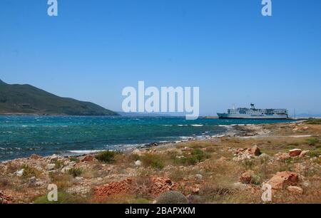 Vista panoramica sul porto di Kythera nel villaggio di Diakofti. Diakofti si trova vicino al famoso relitto della nave 'Nordland', Diakofti Kythera, Grecia, Medite Foto Stock