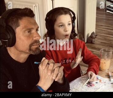 Un video tratto dal video di YouTube dal commentaryathome del commentatore di Cricket Mark Church e sua figlia Isabelle. PA Foto data: Domenica 29 marzo 2020. Un commentatore di cricket sta addestrando sua figlia nella sua forma d'arte come parte della sua homeschooling, nei videos che stanno traendo le lodi dalla comunità sportiva. Vedi la storia della PA: Commento SU SPORT Coronavirus. Il credito della foto dovrebbe leggere: Filo del PA/del commentaryathome Foto Stock