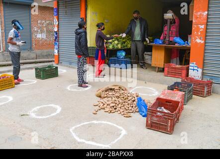 Kathmandu, Nepal. 29 marzo 2020. La gente sta sui contrassegni per mantenere la distanza sociale mentre comprano le verdure a Kathmandu, capitale del Nepal, 29 marzo 2020. Il governo nepalese ha imposto la chiusura settimanale a partire da martedì per prevenire la diffusione della pandemia COVID-19. Credit: Sunil Sharma/Xinhua/Alamy Live News Foto Stock