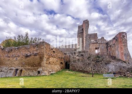 Splendida vista sulla Rocca Aldobrandesca di Sovana, Grosseto, Toscana, Italia Foto Stock