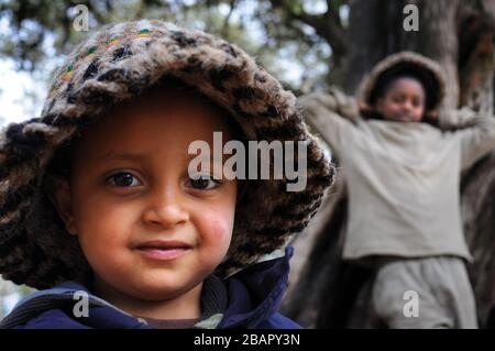 I bambini nella foresta di Eucalipto del Monte Entoto sopra Addis Abeba, Etiopia. Le foreste sacre dell'Etiopia del nord. Foto Stock