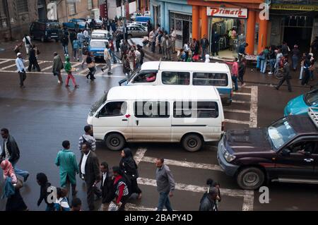 Un incrocio trafficato nel centro citta' di Addis Abeba, Etiopia Foto Stock