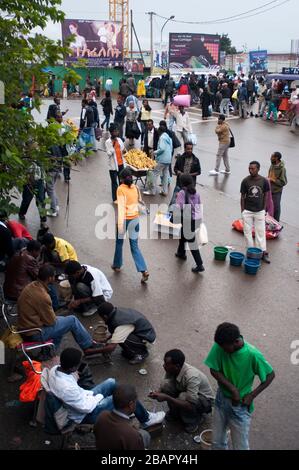 Un incrocio trafficato nel centro citta' di Addis Abeba, Etiopia Foto Stock