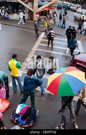 Un incrocio trafficato nel centro citta' di Addis Abeba, Etiopia Foto Stock