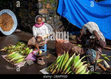 Street scena e fornitori di cibo a Gondar città, Etiopia. Gondar è uno dei luoghi più meravigliosi del mondo. Non solo per la sua imponente Royal pala Foto Stock