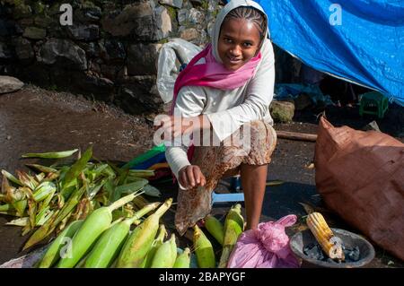 Street scena e fornitori di cibo a Gondar città, Etiopia. Gondar è uno dei luoghi più meravigliosi del mondo. Non solo per la sua imponente Royal pala Foto Stock