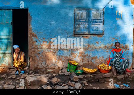 Street scena e fornitori di cibo a Gondar città, Etiopia. Gondar è uno dei luoghi più meravigliosi del mondo. Non solo per la sua imponente Royal pala Foto Stock