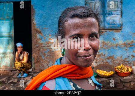 Street scena e fornitori di cibo a Gondar città, Etiopia. Gondar è uno dei luoghi più meravigliosi del mondo. Non solo per la sua imponente Royal pala Foto Stock