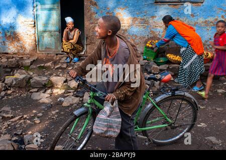 Street scena e fornitori di cibo a Gondar città, Etiopia. Gondar è uno dei luoghi più meravigliosi del mondo. Non solo per la sua imponente Royal pala Foto Stock