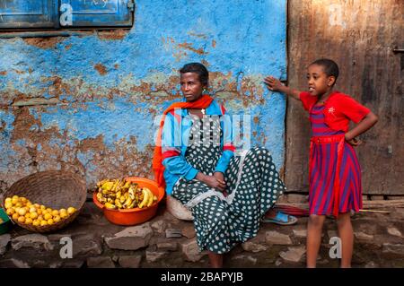 Street scena e fornitori di cibo a Gondar città, Etiopia. Gondar è uno dei luoghi più meravigliosi del mondo. Non solo per la sua imponente Royal pala Foto Stock