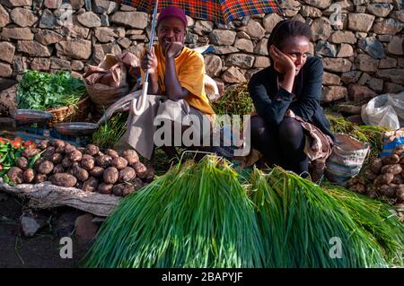 Street scena e fornitori di cibo a Gondar città, Etiopia. Gondar è uno dei luoghi più meravigliosi del mondo. Non solo per la sua imponente Royal pala Foto Stock