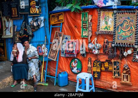 Bancarelle di artigianato e souvenir fuori Fasil Ghebbi nella città di Gondar, Etiopia. Foto Stock