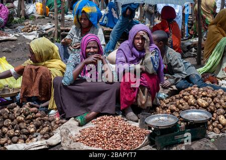 Luogo di mercato. Sbarcare. Simien Mountains. Nord dell'Etiopia. Una ragazza caricata con legna da ardere a sbarcare sul mercato. Sbarcare ha un paio di negozi e bancarelle dove Foto Stock