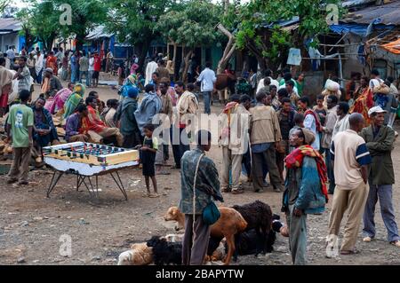 Luogo di mercato. Sbarcare. Simien Mountains. Nord dell'Etiopia. Sbarcare sul mercato. Parecchi bambini giocare a biliardino mentre i loro genitori sono la vendita o l'acquisto. Th Foto Stock