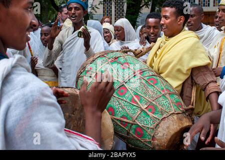 Matrimonio nella chiesa di Santa Maria di Sion ad Aksum o Axum in Etiopia. Alcuni gemiti mirano a sposarsi nella moderna chiesa di Santa Maria di Sion. La Chiesa di San ma Foto Stock