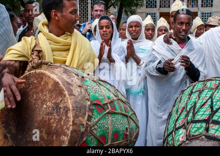 Matrimonio nella chiesa di Santa Maria di Sion ad Aksum o Axum in Etiopia. Alcuni gemiti mirano a sposarsi nella moderna chiesa di Santa Maria di Sion. La Chiesa di San ma Foto Stock