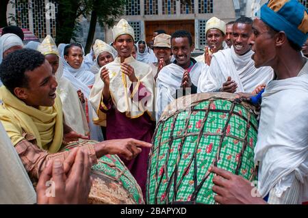 Matrimonio nella chiesa di Santa Maria di Sion ad Aksum o Axum in Etiopia. Alcuni gemiti mirano a sposarsi nella moderna chiesa di Santa Maria di Sion. La Chiesa di San ma Foto Stock