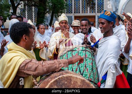 Matrimonio nella chiesa di Santa Maria di Sion ad Aksum o Axum in Etiopia. Alcuni gemiti mirano a sposarsi nella moderna chiesa di Santa Maria di Sion. La Chiesa di San ma Foto Stock