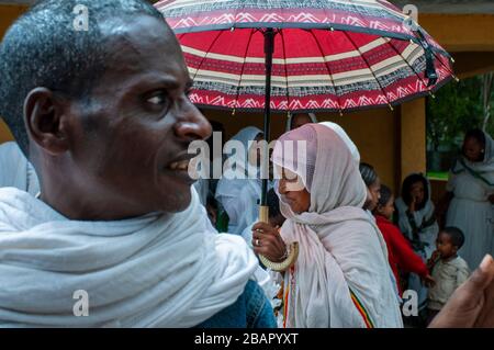 Matrimonio nella chiesa di Santa Maria di Sion ad Aksum o Axum in Etiopia. Alcuni gemiti mirano a sposarsi nella moderna chiesa di Santa Maria di Sion. La Chiesa di San ma Foto Stock