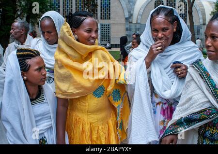 Matrimonio nella chiesa di Santa Maria di Sion ad Aksum o Axum in Etiopia. Alcuni gemiti mirano a sposarsi nella moderna chiesa di Santa Maria di Sion. La Chiesa di San ma Foto Stock