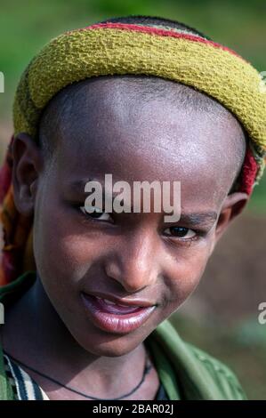 Bambini nel villaggio di Adwa, regione di Tigray, Etiopia. Alcune donne sift attraverso cereali nel villaggio di Atwa. Teff, il cereale dall'Etiopia. La t Foto Stock