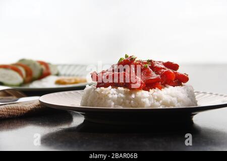 Foto di Tocino appena cucinato o carne di maiale curata servita con riso fritto e uova con verdure. Foto Stock