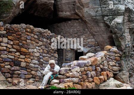 Nun residente vicino alle chiese Maryam e Daniel Korkor, Gheralta Montagne, Tigray, Etiopia. Montagne di Gheralta, vicino Hawzen, Tigray orientale, Etiopia. Nu Foto Stock