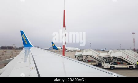 Ucraina, Borispol - 27 marzo 2020: Vista dalla finestra del sedile di un aereo commerciale passeggeri su un'ala parcheggiata all'aeroporto. Ucraina Internat Foto Stock