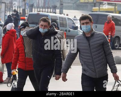 Kiev, Ucraina. 29 marzo 2020. Gli ucraini che sono stati evacuati in treno dalla Russia, a causa della diffusione del coronavirus COVID-19 sono visti al loro arrivo alla stazione centrale di Kiev, Ucraina, il 29 marzo 2020. I cittadini ucraini che, a causa di misure restrittive in relazione alla quarantena a causa del coronavirus diffuso COVID-19 non sono in grado di attraversare il confine, sono stati evacuati dal treno speciale dalla Russia. Credit: Serg Glovny/ZUMA Wire/Alamy Live News Foto Stock