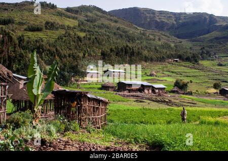 Terreni e case di villaggio in montagna, Amhara Region, Etiopia Foto Stock