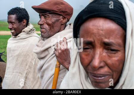 Popolazione locale e case di campagna e villaggio in montagna, Amhara Regione, Etiopia Foto Stock