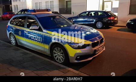 Dusseldorf, Germania - 16 febbraio 2020: Tedesco BMW F31 macchina di polizia che viaggia la linea di servizio 3rd su una strada della città di notte. Una macchina tedesca della polizia parcheggiata Foto Stock