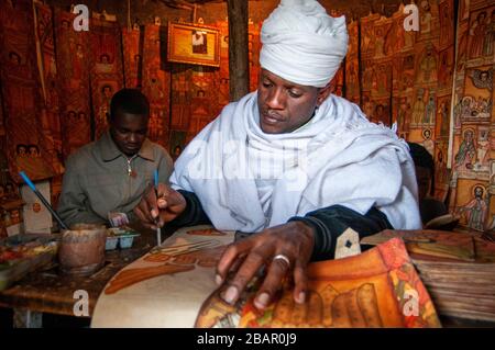 Negozio di souvenir a Lalibela con motivi religiosi tradizionali dal momento della più grande gloria dell'Impero Aksum, Lalibela, regione di Amhara, Etiopia Foto Stock