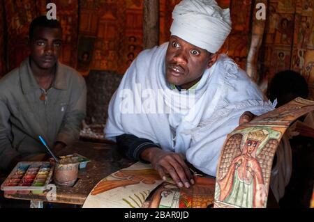 Negozio di souvenir a Lalibela con motivi religiosi tradizionali dal momento della più grande gloria dell'Impero Aksum, Lalibela, regione di Amhara, Etiopia Foto Stock