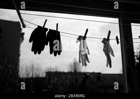 Kranj, Slovenia, 21 marzo 2020: Guanti protettivi lavabili appendono sul balcone per asciugare durante l'epidemia di coronavirus a livello nazionale. Foto Stock