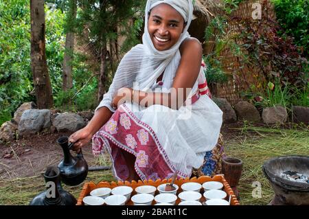 Cerimonia del caffè etiope a Lalibela, regione di Amhara, Etiopia del nord Foto Stock