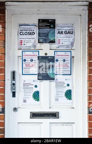 La stazione di polizia locale nella piccola città di Presteigne, Powys, Galles, Regno Unito - chiuso durante l'epidemia di coronavirus Foto Stock